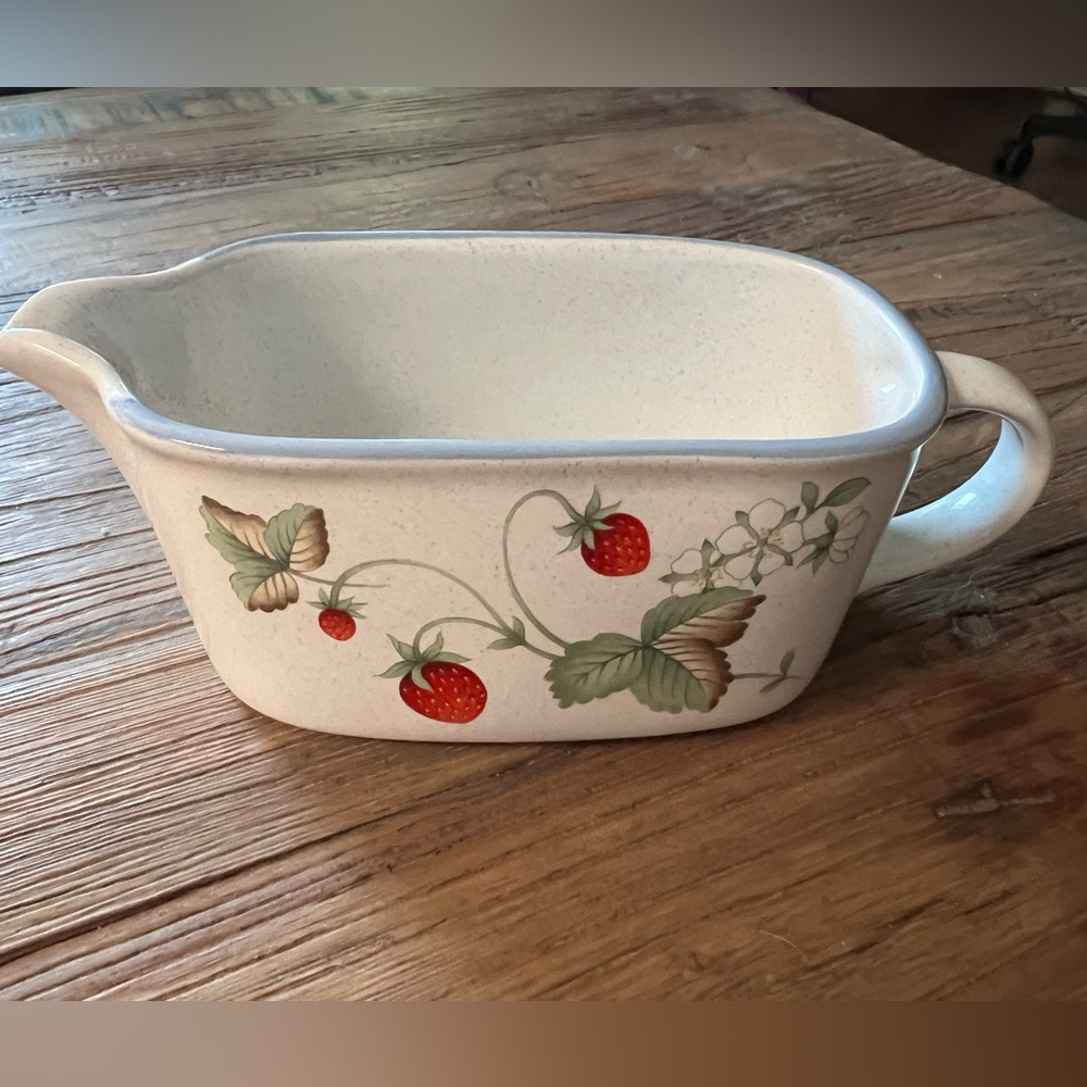 🍓Vintage Strawberry gravy boat Savoir Vivre luscious cottage farmhouse kitchen 🍓